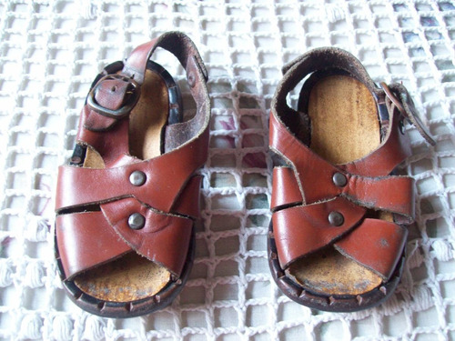 Sandalias Infantiles Retro De Cuero Marrón.