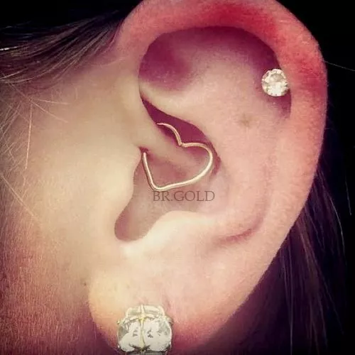 Piercing Orelha/Cartilagem Coração Daith Dourado - Loja de Piercings