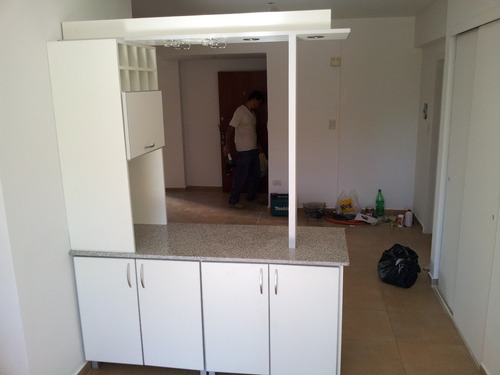 Imagen 3 de 6 de Desayunador, Barra, Puertas Vidriadas, Copero 1,60 Mts.