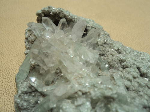 Mineral Roca Mica Verde Fucsita Cristal De Roca Cuarzo.
