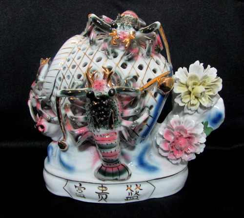Escultura Em Porcelana Japonesa Decorada Em Alto Relevo.