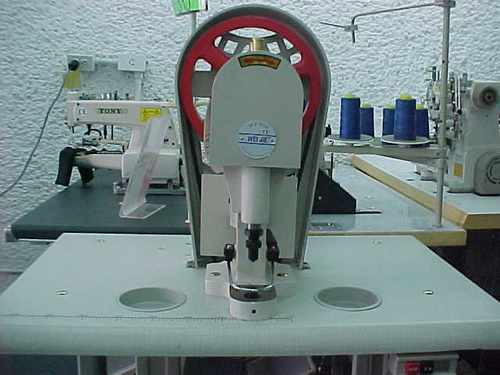 Maquina De Coser Para Pegar Broche  Ojillo  Automatica