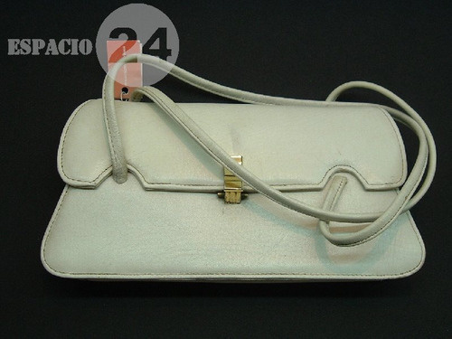 Cartera Cuero Color Blanco. Herraje De Cierre Dorado Central