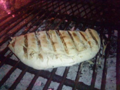 Pizzas A La Parrilla Servicio De Catering Calzones-chivitos