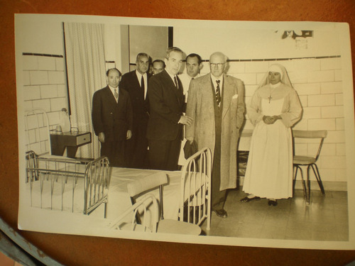 Foto Antigua Dr. Duhau Visitando Sala De Hospital.