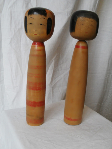 Dos Muñecos De Madera Objetos De Diseño Japonés