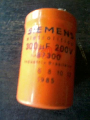 Capacitor Eletrolítico Siemens - 300uf 200v