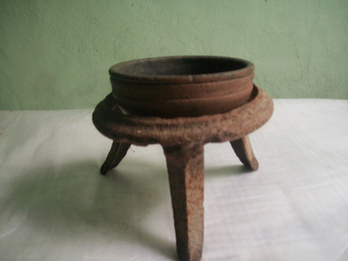Tripê Antigo Com Vaso De Ceramica  - Para Decoração