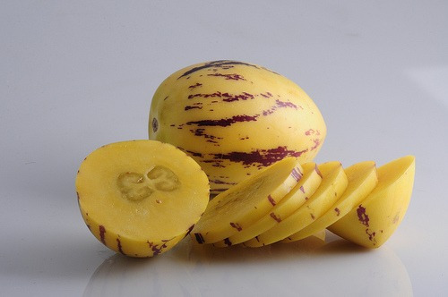 Imagem 1 de 6 de Mudas De Melão Pera (solanum Muricatum) Deliciosa Fruta Doce