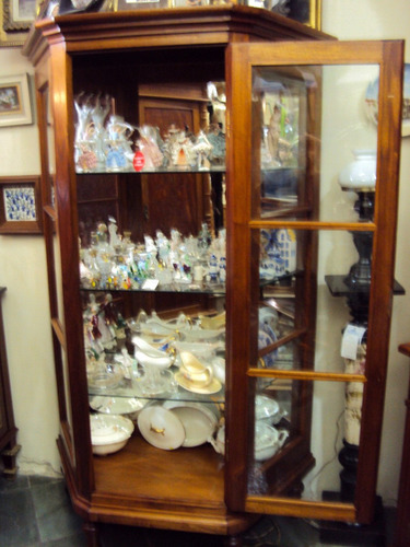 Vitrine Antiga De Cedro Com 3 Faces E Espelho No Fundo (Usado)