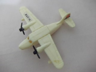 B. Antigo - Avião Miniatura Antiga Em Plástico Duro