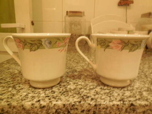 2 Tazas Blancas Con Borde Floreado 