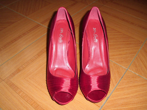 Divinos Zapatos Stiletos Rojos Y Plisados. Número 39.