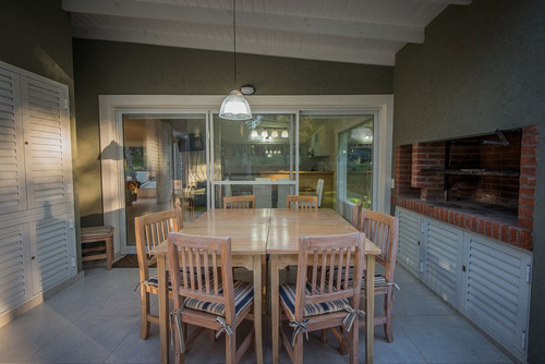 Imagen 14 de 19 de Casa En Alquiler O Venta En Valeria Del Mar A 3 Cuadras De La Entrada A Cariló Y 6 De La Playa Con Jacuzzi Y Loza Radiante.