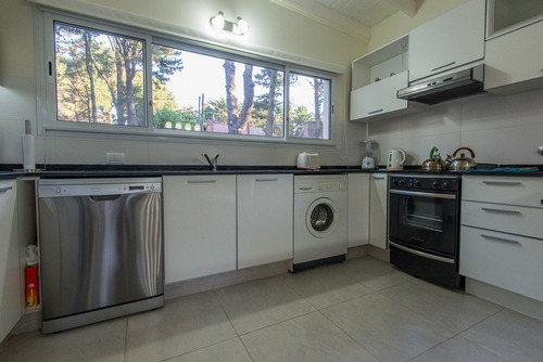 Imagen 5 de 19 de Casa En Alquiler O Venta En Valeria Del Mar A 3 Cuadras De La Entrada A Cariló Y 6 De La Playa Con Jacuzzi Y Loza Radiante.