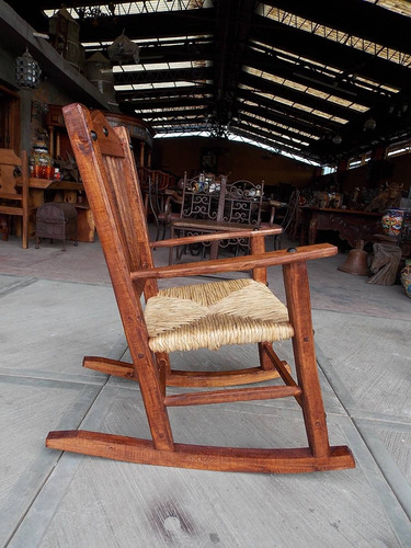 Imagen 2 de 6 de Banca Mecedora Balancin De Madera Y Tule. Estilo Antiguo.