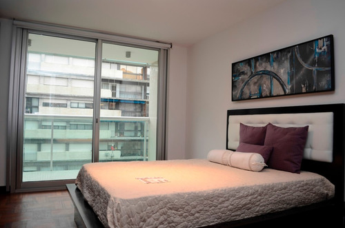 Venta De Apartamento En Pocitos, 3 Dormitorios, Y Servicio.