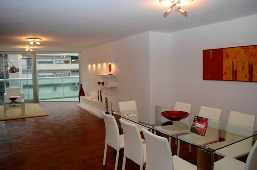 Venta De Apartamento En Pocitos, 3 Dormitorios, Y Servicio.