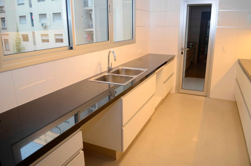 Venta De Apartamento En Pocitos, 3 Dormitorios, Y Servicio.