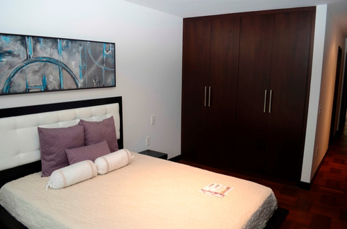 Venta De Apartamento En Pocitos, 3 Dormitorios, Y Servicio.
