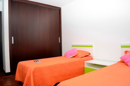 Venta De Apartamento En Pocitos, 3 Dormitorios, Y Servicio.