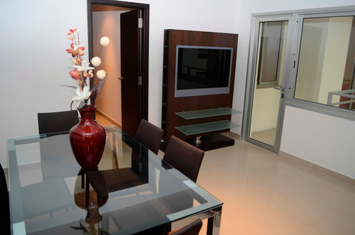 Venta De Apartamento En Pocitos, 3 Dormitorios, Y Servicio.