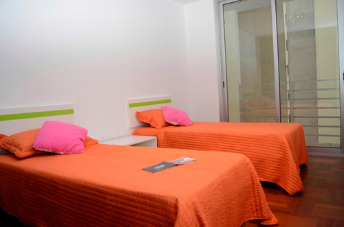 Venta De Apartamento En Pocitos, 3 Dormitorios, Y Servicio.