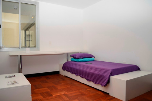 Venta De Apartamento En Pocitos, 3 Dormitorios, Y Servicio.