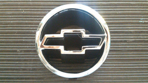 Insignia / Escudo De Parrilla Chevrolet Corsa 1999 Al 02