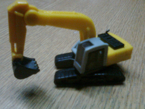 Kinder Sorpresa - Huevo Mediano - Escavadora - New Holland (Usado)