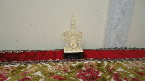 Talla Oriental Antigua Pagoda Con Monjes Impecable Mirala