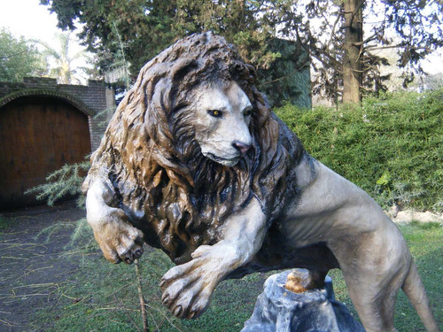 Casacada En Resina Y Leones De Granrealismo