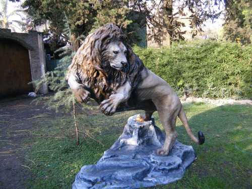 Casacada En Resina Y Leones De Granrealismo