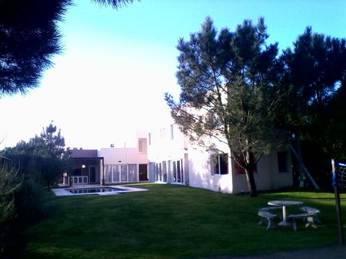 Imagen 6 de 10 de Alq Casa 6 Dorm 10 Pers Pileta Vista Al Mar Golf Tenis Costa