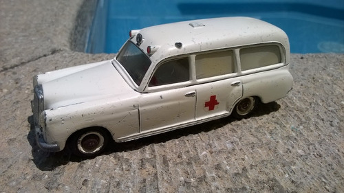 Mercedes Benz 220 S Ambulance De Tekno 1:32