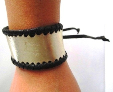 Pulsera Grande De Piel Teñida En Dorado Y Negro