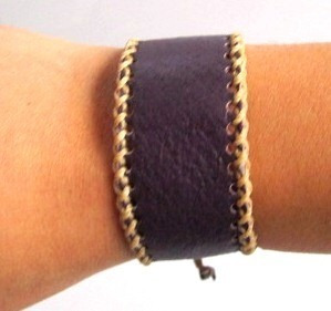 Pulsera Chica De Piel Teñida En Morado, Hilo Beige