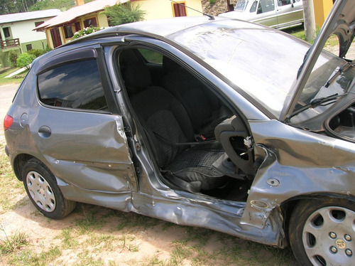Imagem 6 de 8 de Sucata Peugeot 206 1.0 16v 2002 Gas. 4 Porta - Rs Auto Peças