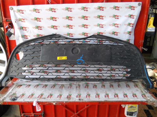 7085-17 Parrilla Toyota Yaris Original 15-16 Con Detalle