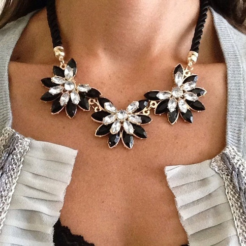 Imagen 3 de 3 de Collar Maxi Flores Cristales Para Vestido Blusa Nuevo Stock