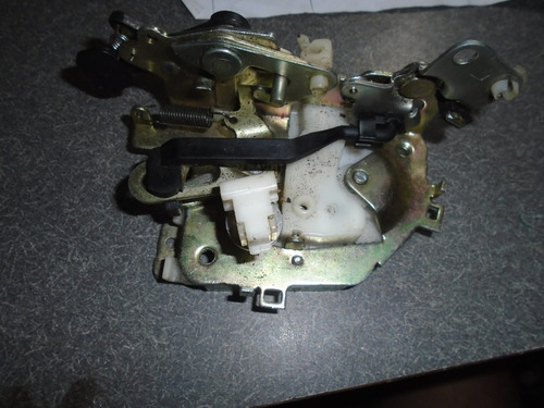 Imagen 3 de 3 de Vendo Cerradura Trasera Izquierda De Kia Claurus Año 2000