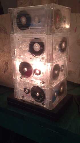 Imagen 1 de 4 de Lampara Reciclada Retro De Cassettes Musicales
