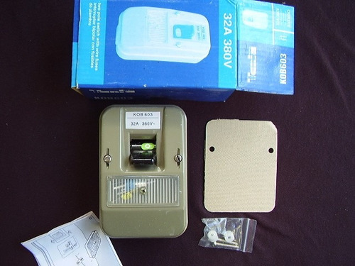 Ticino Kob-603 Interruptor Superficial Con Fusibles Gris