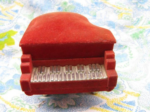 Mundo Vintage: Vieja Cajita Tipo Cofre Modelo Piano Rojo Ppf