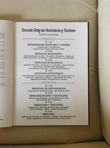 Escuela De Hoteleria Y Turismo. Bares Y Restaurantes 4 Tomos