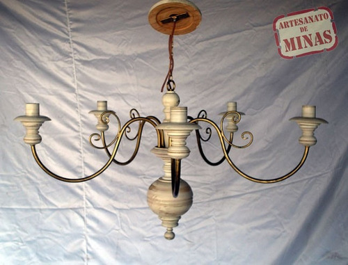 Imagem 1 de 2 de Lustre Artesanal Em Ferro E Madeira Torneada 05 Lâmpadas