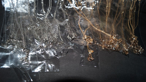 Colar Gargantilha Com Pingente Love Pérola Simulada E Strass