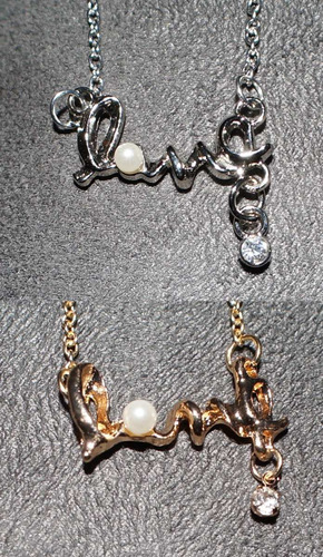 Colar Gargantilha Com Pingente Love Pérola Simulada E Strass