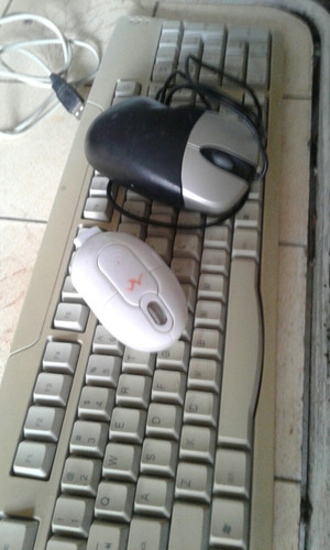 Teclado De Computadora Y Dos Mouse