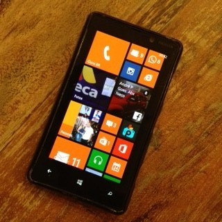 Celular Nokia Lumia 820 (carregador Universal)